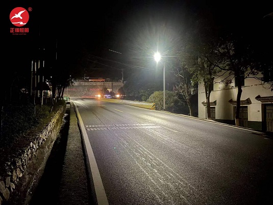  太陽(yáng)能路燈夜晚亮燈