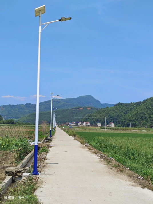 福建南平鄉(xiāng)村道路太陽能路燈安裝